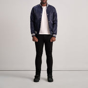 Close-Up Detail of Varsity &amp; Button Hardware on Xander Blauw Varsity Leren Jas voor Heren