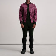 Close-Up Detail of Varsity &amp; Button Hardware on Xander Kastanjebruin Varsity Leren Jas voor Heren