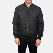 Close-Up Detail of Varsity &amp; Zipper Hardware on Men's Zack Zwart Leren Bomberjack voor Heren