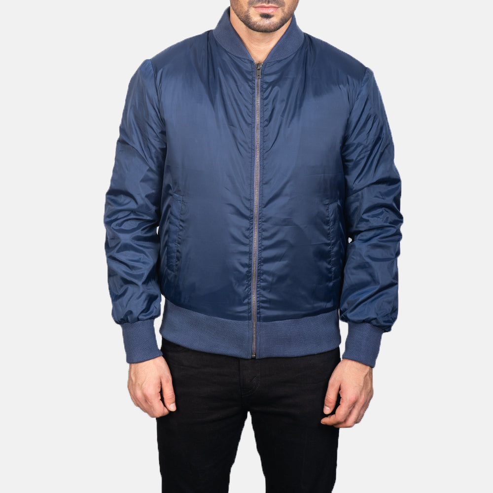 Close-Up Detail of Varsity &amp; Zipper Hardware on Men's Zack Blauw Leren Bomberjack voor Heren