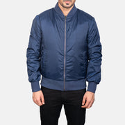 Close-Up Detail of Varsity &amp; Zipper Hardware on Men's Zack Blauw Leren Bomberjack voor Heren