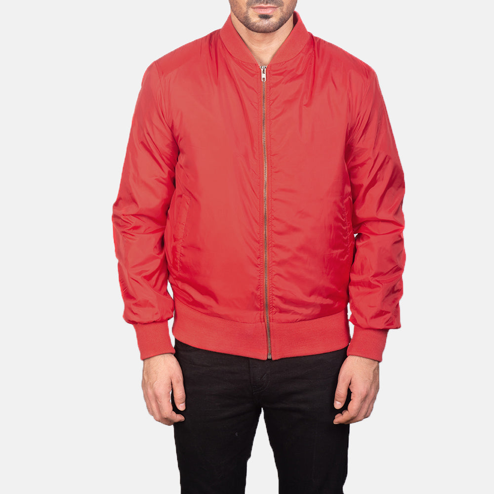 Close-Up Detail of Varsity &amp; Zipper Hardware on Men's Zack Rood Leren Bomberjack voor Heren