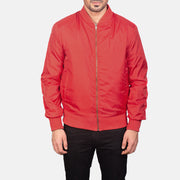 Close-Up Detail of Varsity &amp; Zipper Hardware on Men's Zack Rood Leren Bomberjack voor Heren