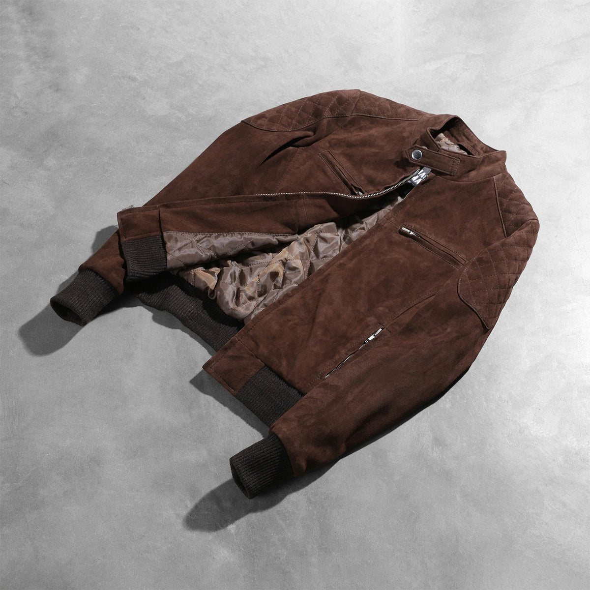 
Gedragen perspectief van Zenna Mocha Suede Bomber Jacket op model - Natuurlijke valling bij daglicht